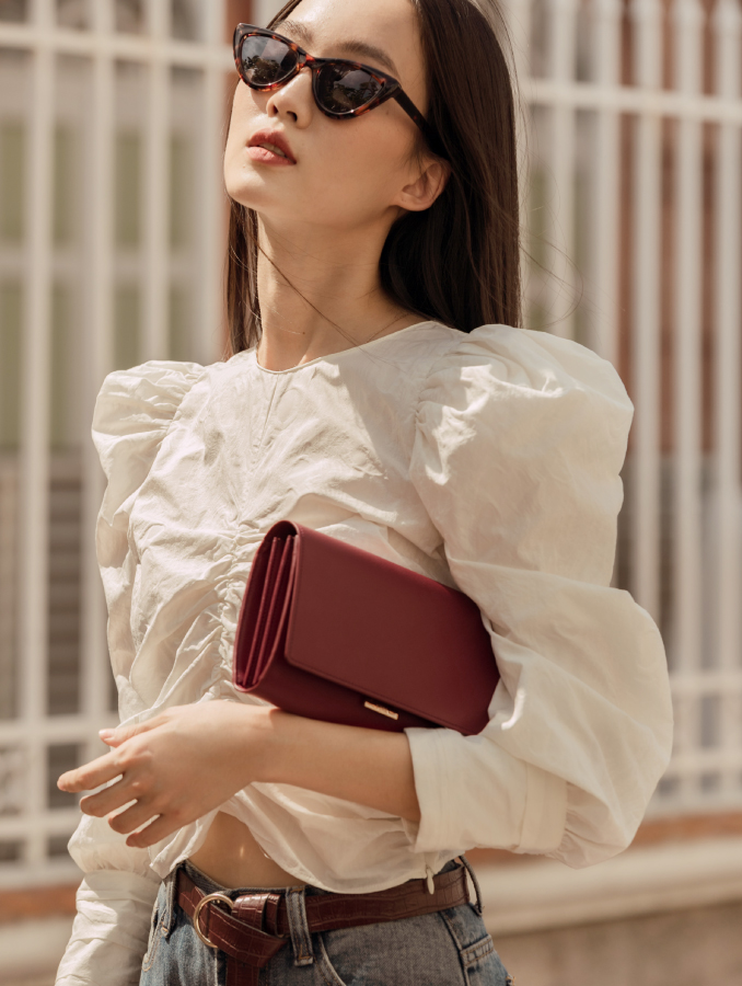 VERA Freda as Clutch